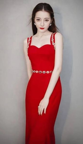 有哪些女明星穿红色衣服特别的好看？